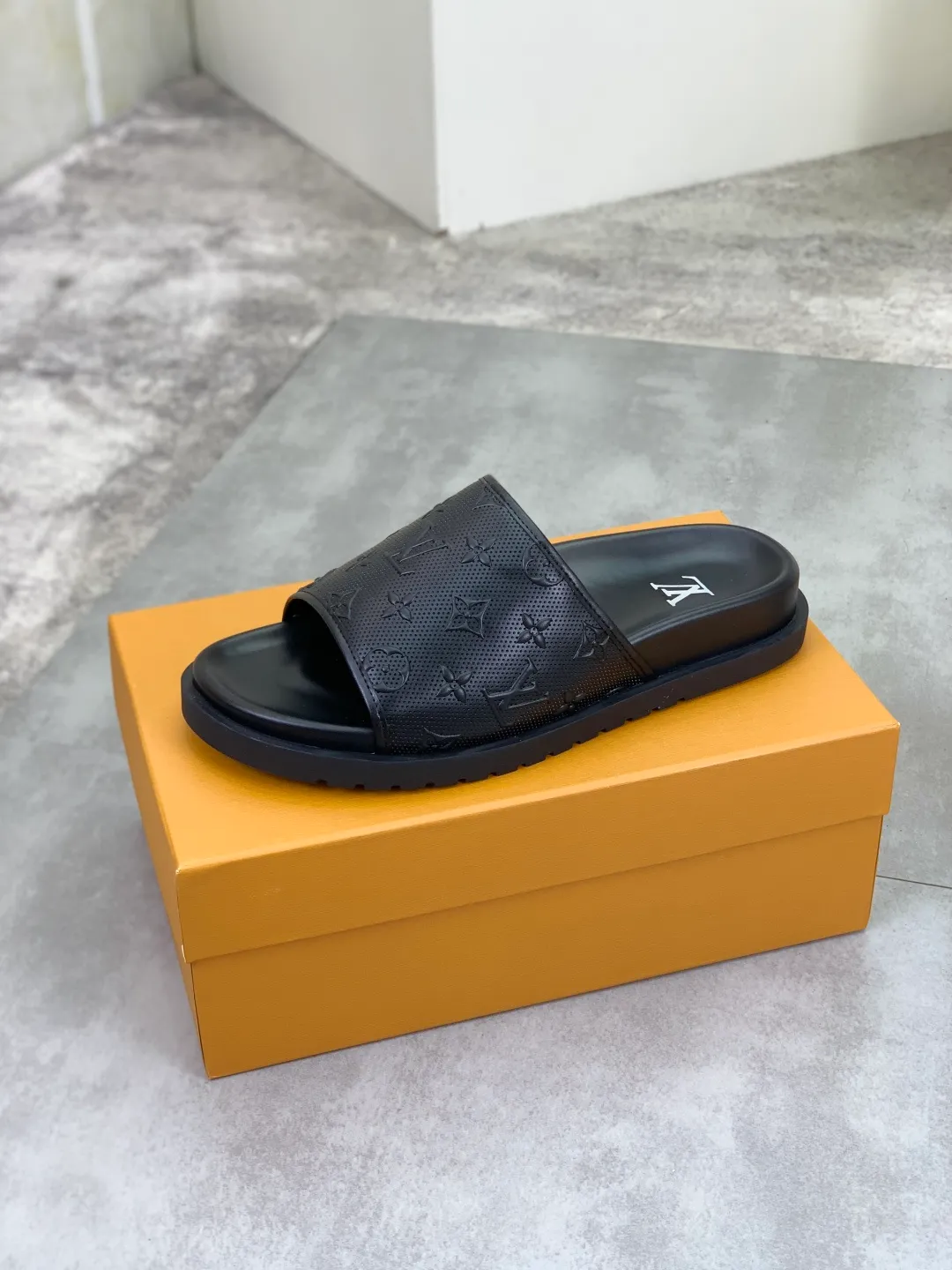 Men's shoes 💰P300💰【New style】🆘 Original quality 【LOUIS VUITTON】The popular Louis Vuitton LV men's slippers on the official website are on sale simultaneously! Original fabric imported from Italy, original factory special supply, code number: 38-44 (45 customized), many colors available